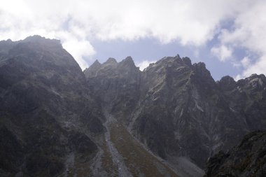 Dağlar. Rocky Tepesi. Yüksek Tatras, Slovakya 'da Sivy Zirvesi