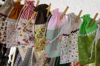 Güzel çantalar halatla arka planda