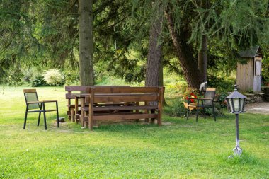 Bahçedeki ahşap banklar ve masa