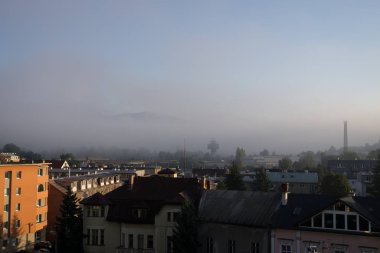 Şehirdeki binaların üzerinde gün doğumu ya da gün batımı. Slovakya