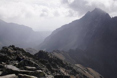 Dağ tepelerinde gündüz vakti çekilen yol