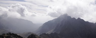 Doğa konsepti. Dağların gündüz çekimleri