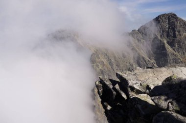 Dağlar. Rocky Tepesi. Yüksek Tatras, Slovakya 'da Sivy Zirvesi