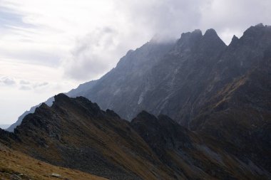 Dağlar. Rocky Tepesi. Yüksek Tatras, Slovakya 'da Sivy Zirvesi