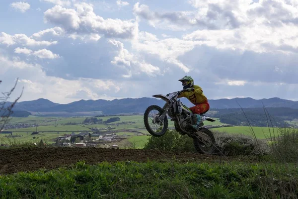 Motocross Μοτοσικλετιστής Ιππασία Στο Αγροτικό Τοπίο — Φωτογραφία Αρχείου