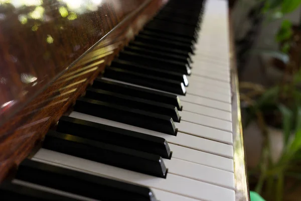 关闭旧钢琴键盘 — 图库照片