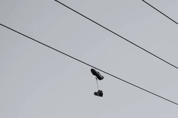 ワイヤ上の靴の白黒写真 — ストック写真