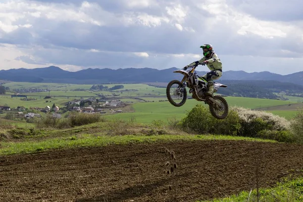 Motocycliste Équitation Dans Paysage Rural — Photo