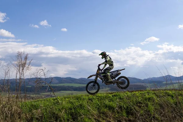 Motocross Motociclista Está Montando Paisagem Rural — Fotografia de Stock