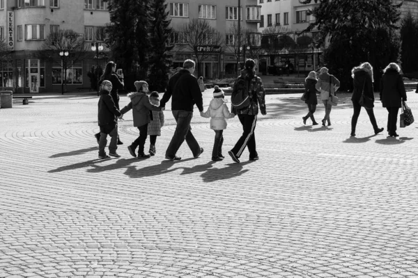 Cidade Zilina Lotado Por Pessoas Caminhando Com Sombras Eslováquia — Fotografia de Stock