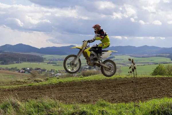 Motociclista Equitação Paisagem Rural — Fotografia de Stock