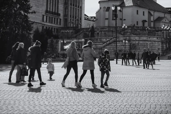 Stad Zilina Bevolkt Door Wandelende Mensen Met Schaduwen Slowakije — Stockfoto