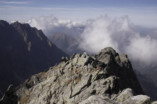 Dağlar. Rocky Tepesi. Yüksek Tatras, Slovakya 'da Sivy Zirvesi