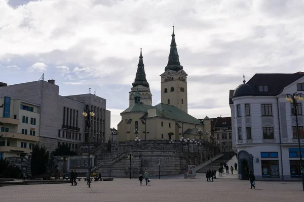 Kyrka Och Stad Solig Dag Med Moln Himlen Slovakien — Stockfoto