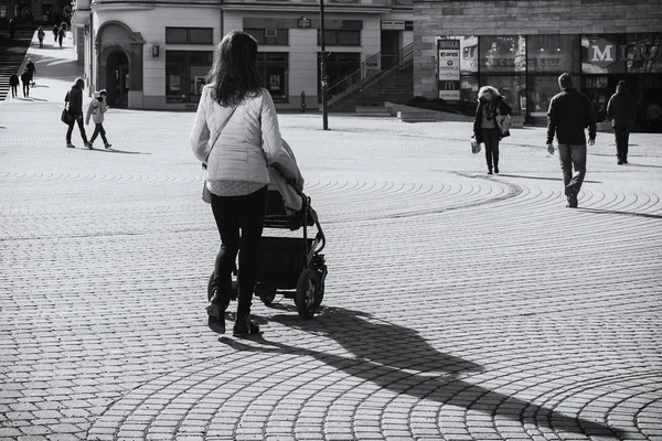 Ciudad Zilina Llena Gente Caminando Con Sombras Eslovaquia — Foto de Stock