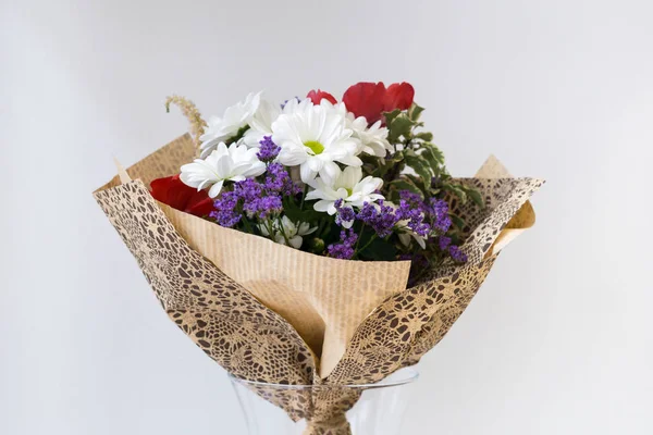 Beyaz arka planda bir buket çiçek