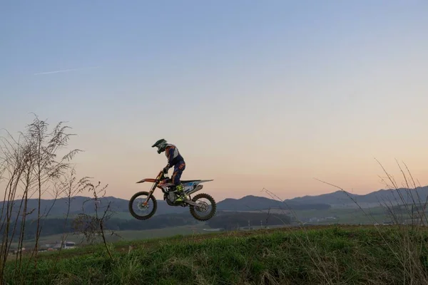 Motocross Motorrijder Zonsondergang Achtergrond Close Schot — Stockfoto