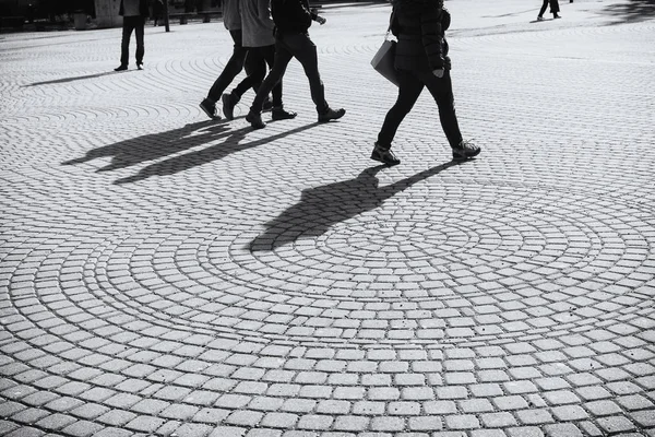 Zilina Városa Tele Van Árnyékokkal Sétáló Emberekkel Szlovákia — Stock Fotó