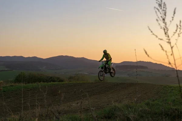 Motocross Motociclista Pôr Sol Fundo Close Tiro — Fotografia de Stock