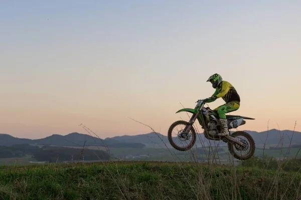 Motocross Motociclista Sfondo Tramonto Primo Piano Colpo — Foto Stock