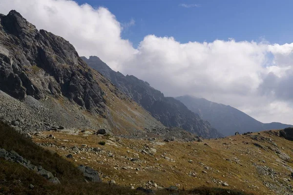 Camino Tiro Día Través Colinas Montaña —  Fotos de Stock