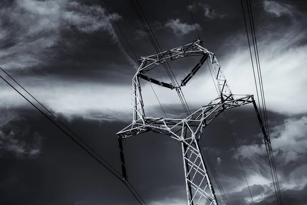 Nízký Úhel Pohledu Elektrickou Věž Dramatické Oblačné Obloze — Stock fotografie