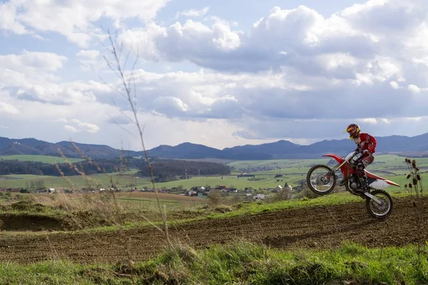 Motorradfahrer Fährt Ländlicher Landschaft — Stockfoto