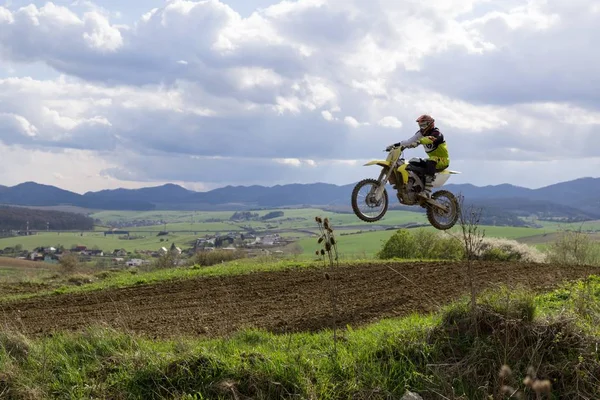 Motociclista Cavallo Nel Paesaggio Rurale — Foto Stock