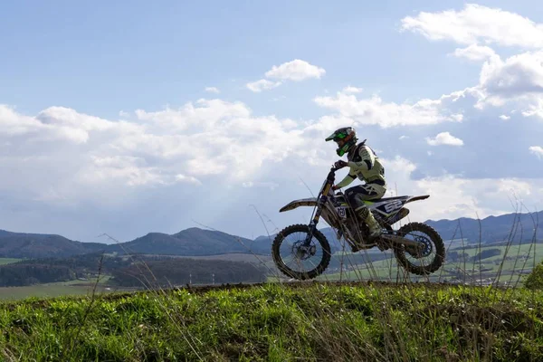 Motocross Motociclista Está Montando Paisagem Rural — Fotografia de Stock