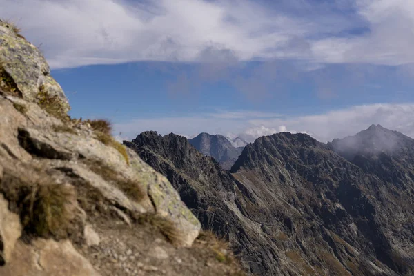 Dağ tepelerinde gündüz vakti çekilen yol