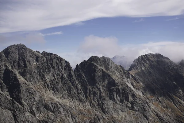 Dağlar. Rocky Tepesi. Yüksek Tatras, Slovakya 'da Sivy Zirvesi