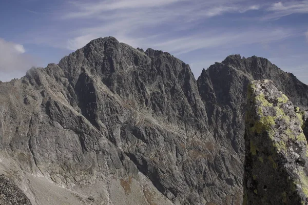 Dağlar. Rocky Tepesi. Yüksek Tatras, Slovakya 'da Sivy Zirvesi