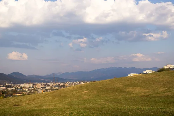 Zilina şehrindeki binaların üzerinde gün doğumu ve gün batımı. Slovakya