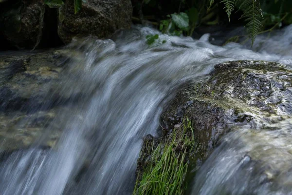 岩石河中流动的水流 — 图库照片