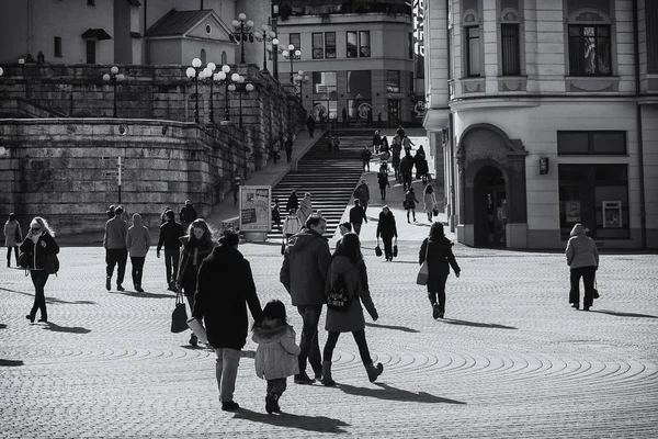 Miasto Zilina Zatłoczone Przez Spacerujących Ludzi Cieniami Słowacja — Zdjęcie stockowe