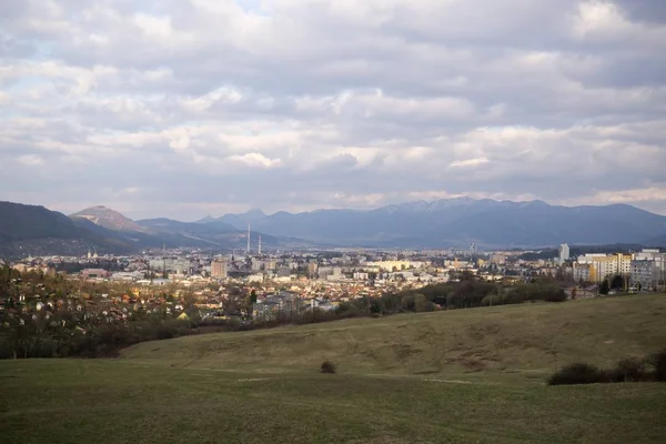Zilina şehrindeki binaların üzerinde gün doğumu ve gün batımı. Slovakya