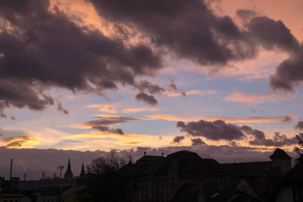Sonnenaufgang Und Sonnenuntergang Über Den Gebäuden Der Stadt Zilina Slowakei — Stockfoto