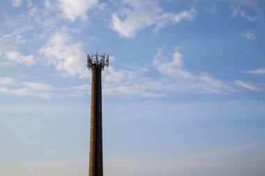 Çatısı antenli telekomünikasyon kulesi.