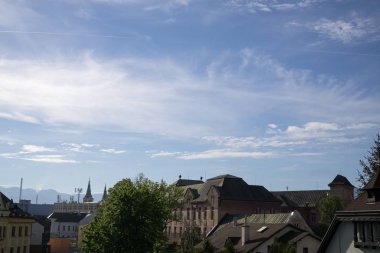 Arka planda kilise ve gökyüzü manzarası