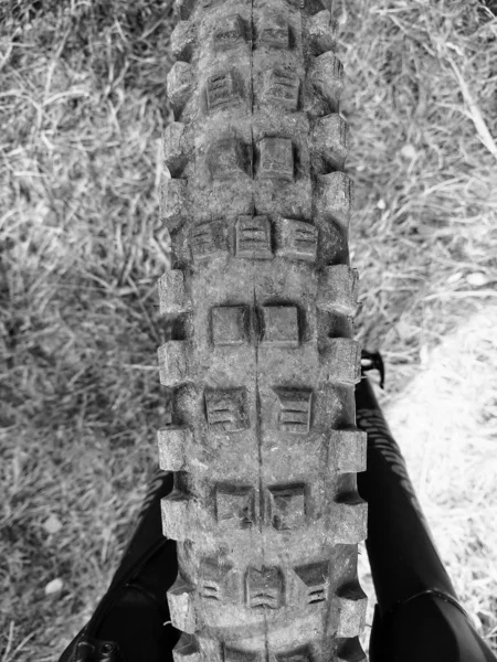 背景に自転車用タイヤオブジェクト — ストック写真