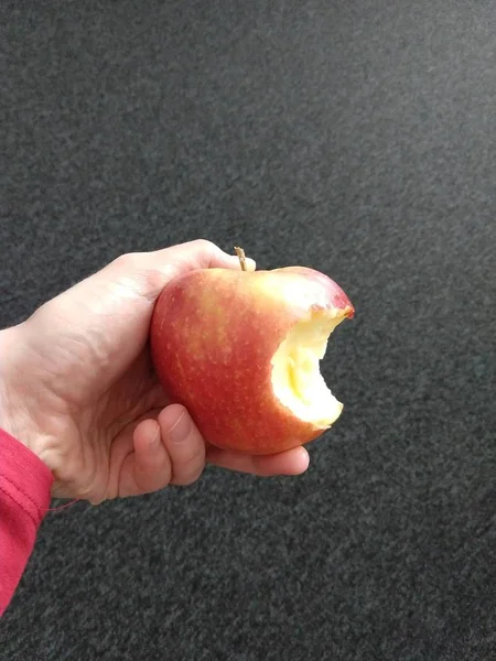 Hand Mit Einem Apfel Auf Dunklem Hintergrund — Stockfoto