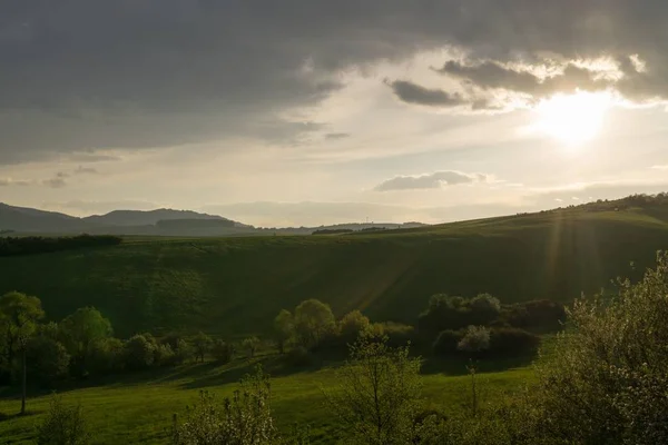 Schöner Morgen Auf Einer Wiese Mit Bäumen Und Aussicht Slowakei — Stockfoto