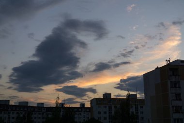 Zilina şehrindeki binaların üzerinde gün doğumu ve günbatımı. Slovakya 