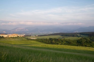 Arkasında dağlar olan güzel bir manzara.