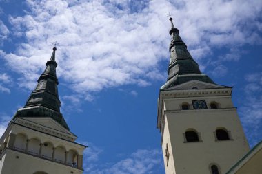 Arka planda kilise ve gökyüzü manzarası