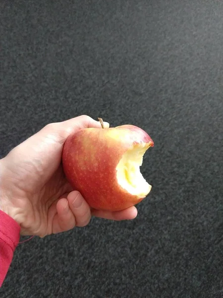 Hand Mit Einem Apfel Auf Dunklem Hintergrund — Stockfoto