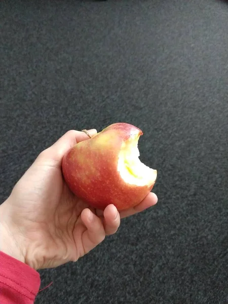 Χέρι Ένα Μήλο Σκούρο Φόντο — Φωτογραφία Αρχείου