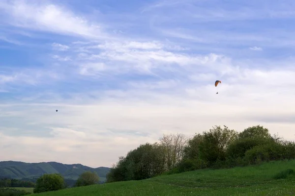 Scenic View Mountainous Landscape People Parachutes Sky — Stock Photo, Image