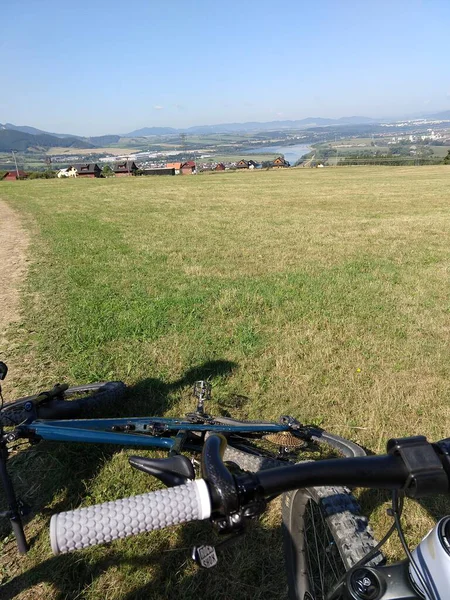 Biciclette Sportive Sdraiato Sul Prato Montagna — Foto Stock