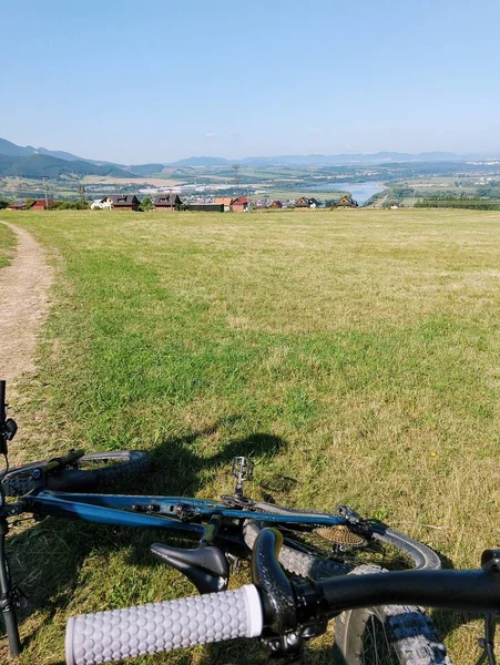 Jaki Sport Lubisz Najbardziej Bicycles Lying Mountain Meadow — Zdjęcie stockowe
